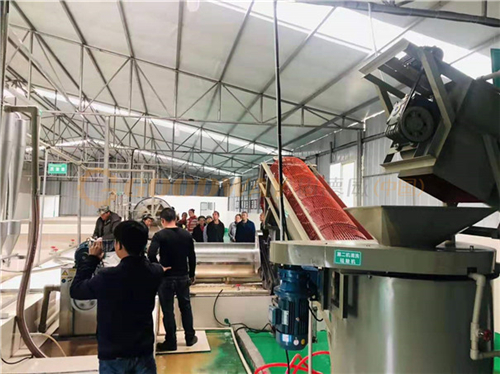 現在做紅薯淀粉早都用機器了，5噸的紅薯一會就打完，看看淀粉怎么樣