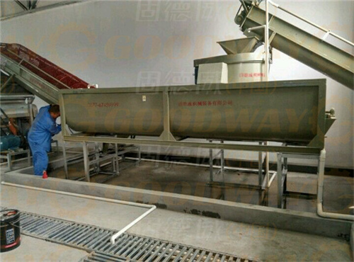 紅薯淀粉加工第一步,紅薯清洗上料機(jī)的優(yōu)勢特點(diǎn)分析 紅薯淀粉加工第一步,紅薯清洗上料機(jī)的優(yōu)勢特點(diǎn)分析